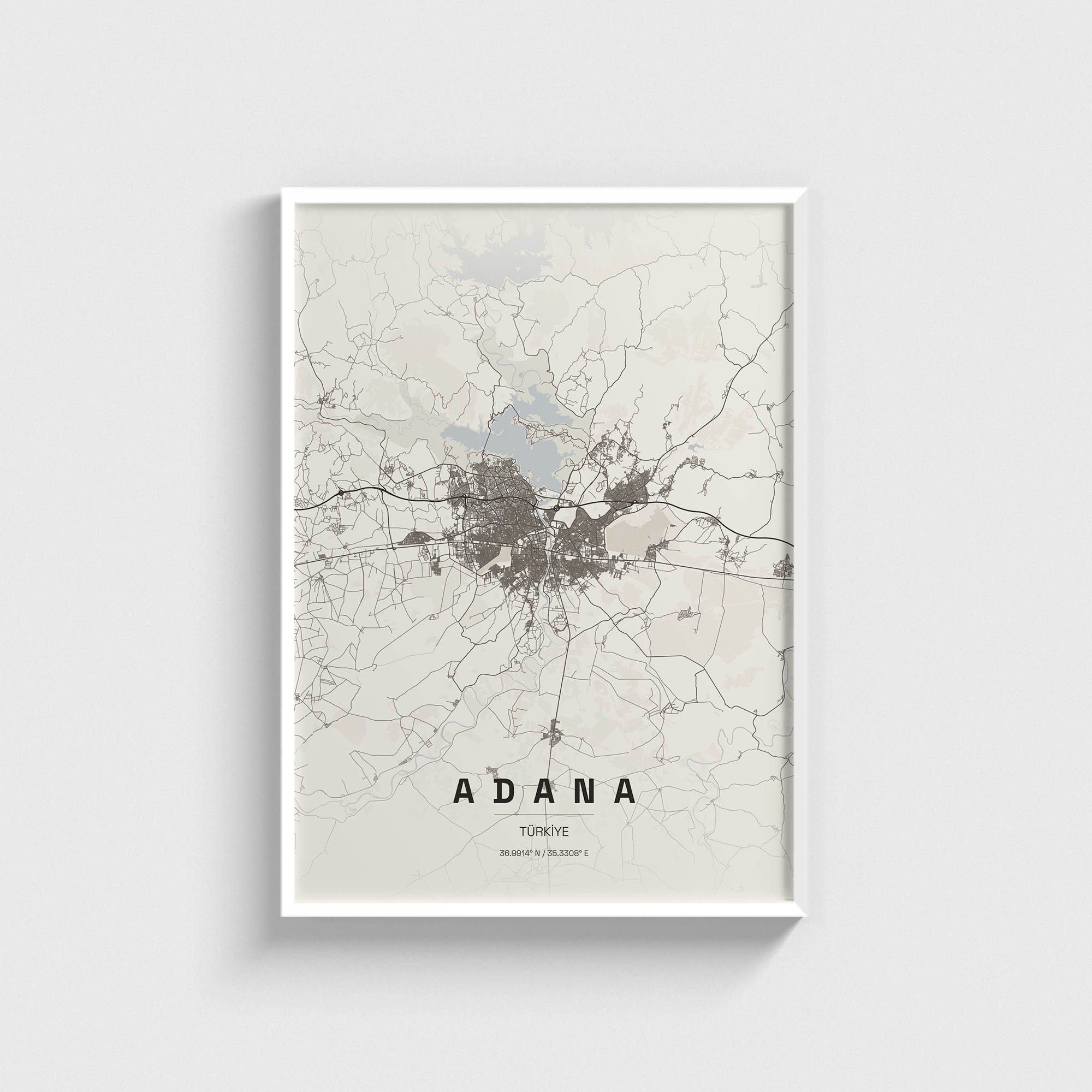 Adana şehir haritası baskılı, beyaz çerçeveli modern duvar tablosu.