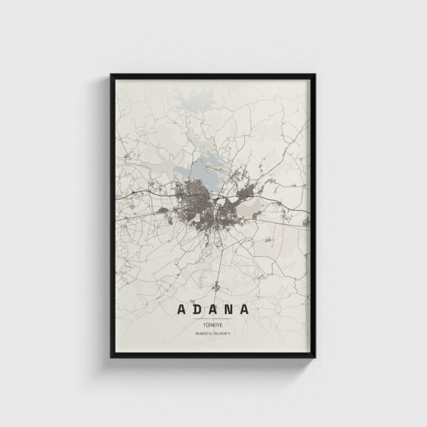 Siyah çerçeveli Adana şehir haritası posteri, minimalist duvar dekorasyonu.