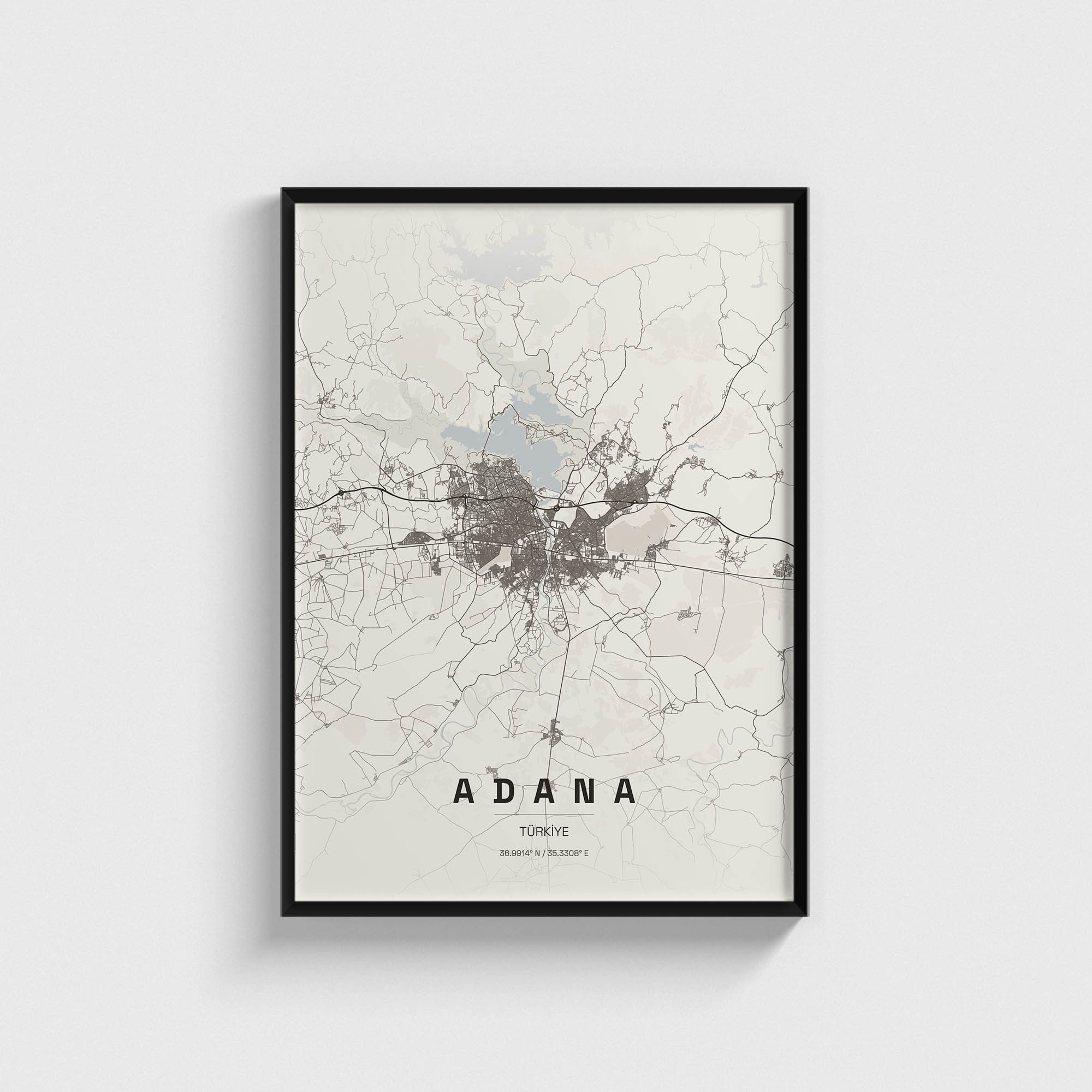 Siyah çerçeveli Adana şehir haritası posteri, minimalist duvar dekorasyonu.