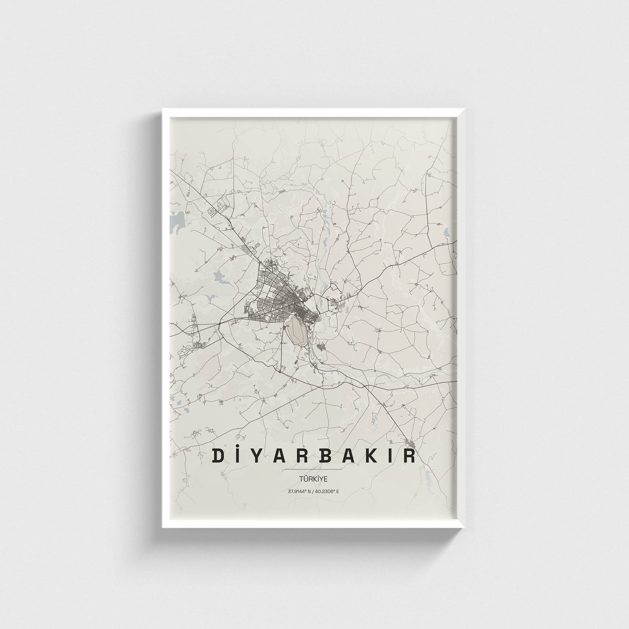 Diyarbakır şehir haritası tasarımlı, beyaz çerçeveli modern duvar tablosu.