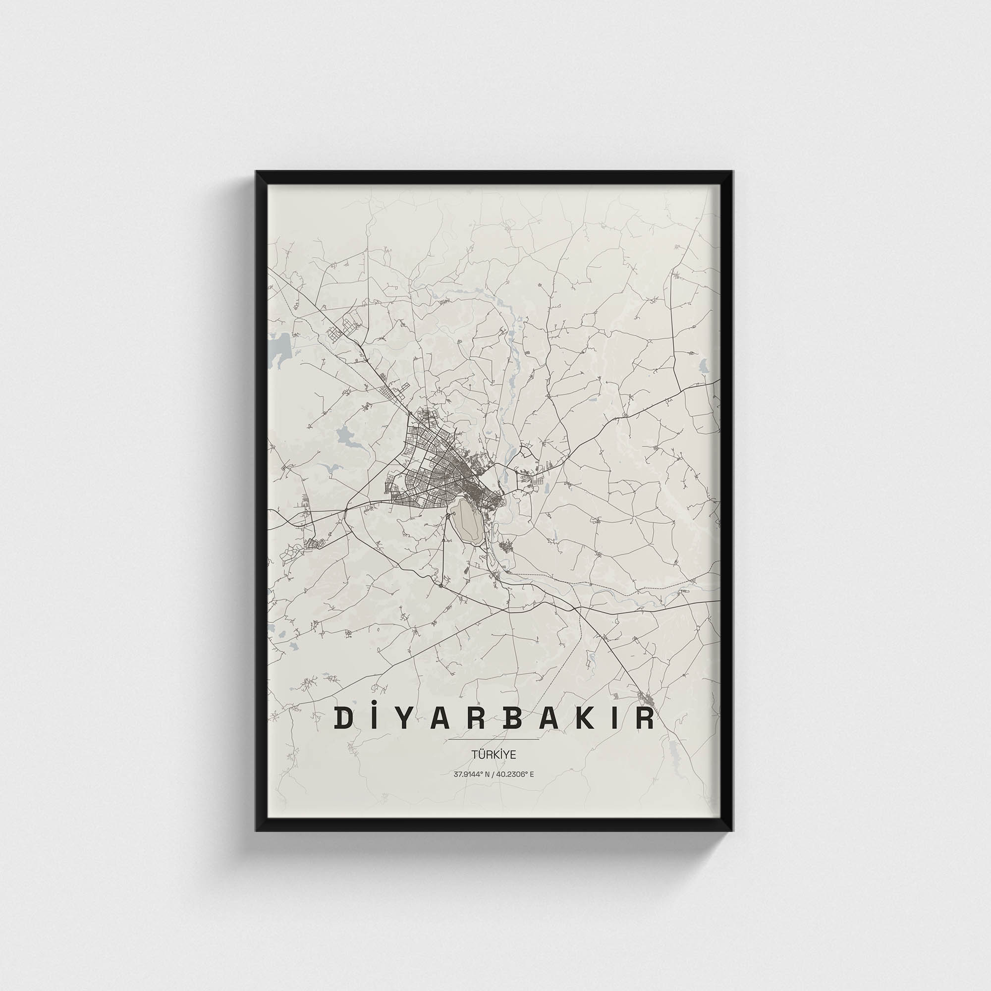 Diyarbakır şehir haritası baskılı, modern siyah çerçeveli dekoratif duvar tablosu.