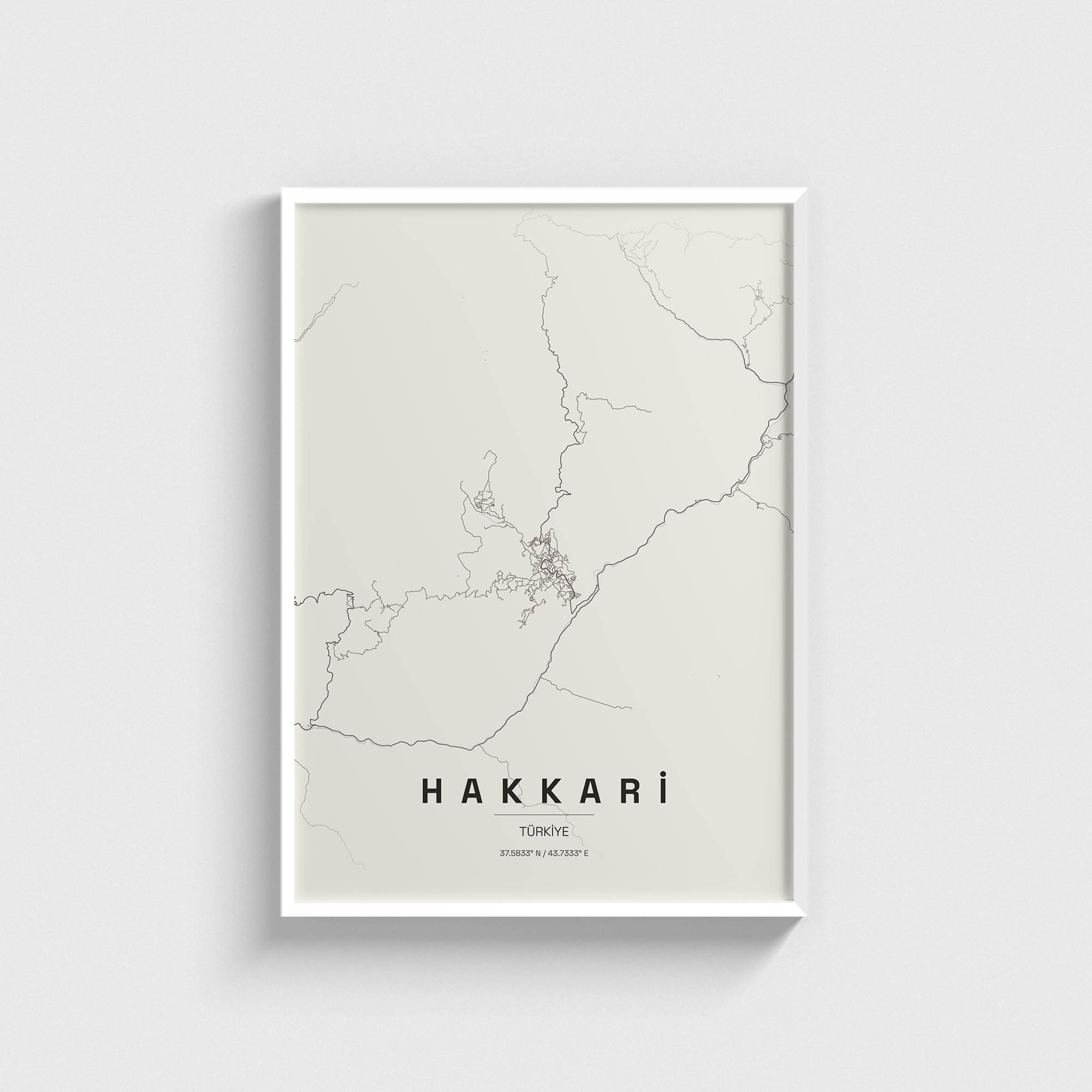 Beyaz çerçeveli Hakkari şehir haritası posteri, minimalist duvar dekorasyonu.