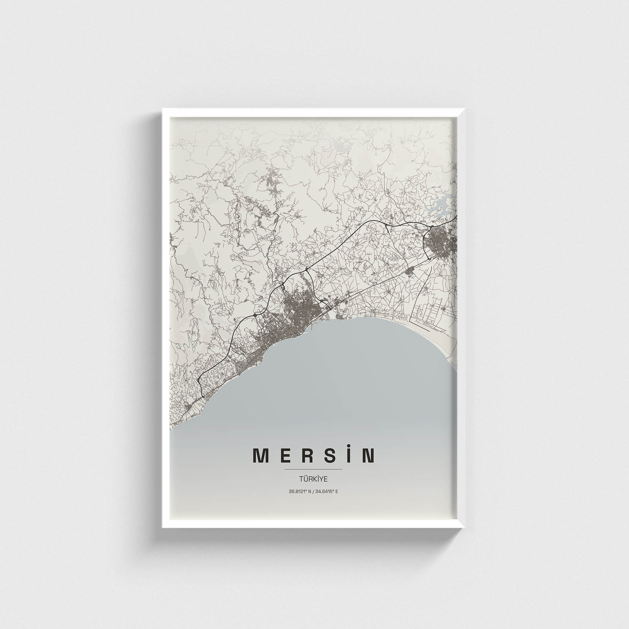 Beyaz çerçeveli Mersin şehir haritası posteri, modern duvar dekorasyonu için şık ve minimalist bir tablo tasarımı.