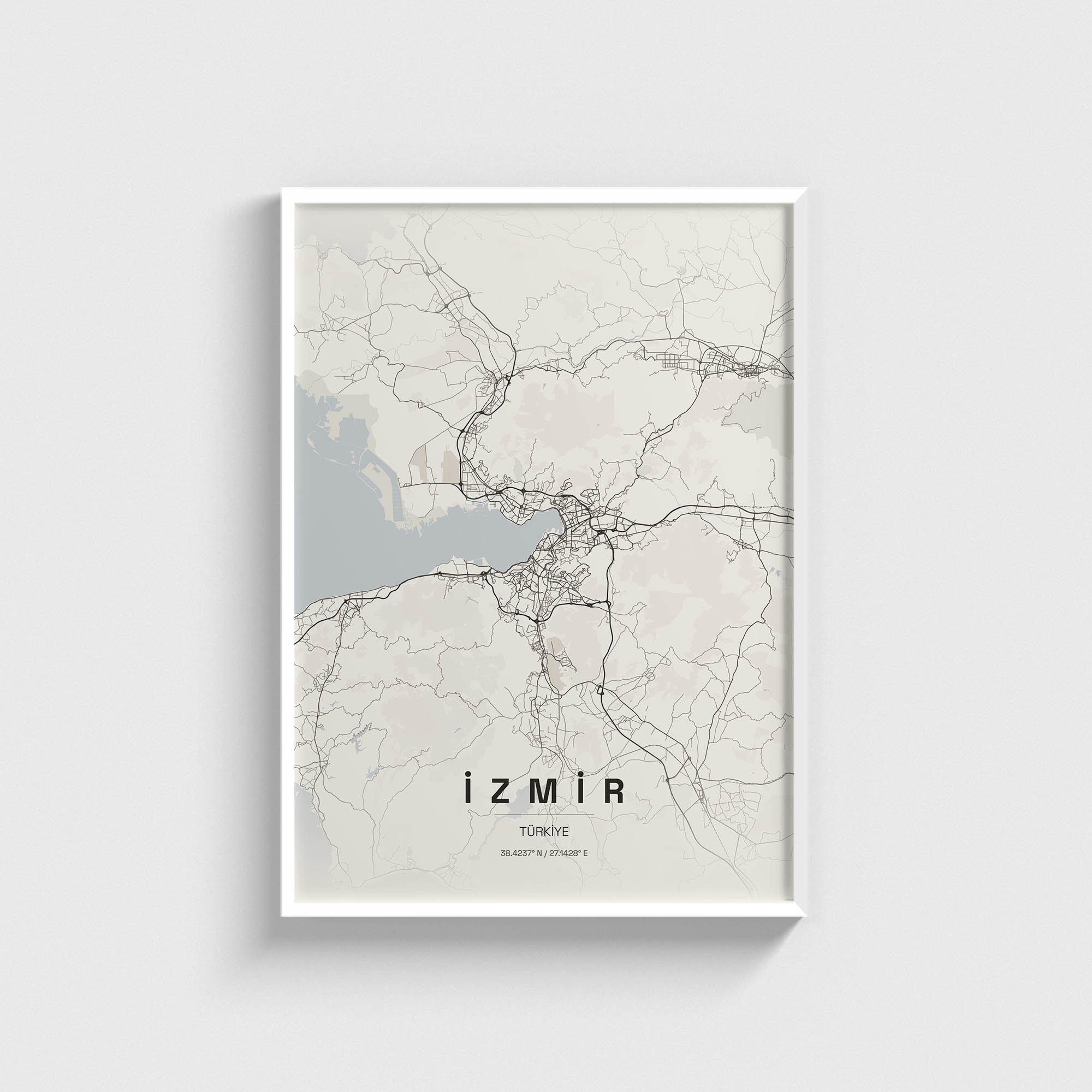 Beyaz çerçeveli modern İzmir şehir haritası posteri, minimalist duvar dekorasyonu.