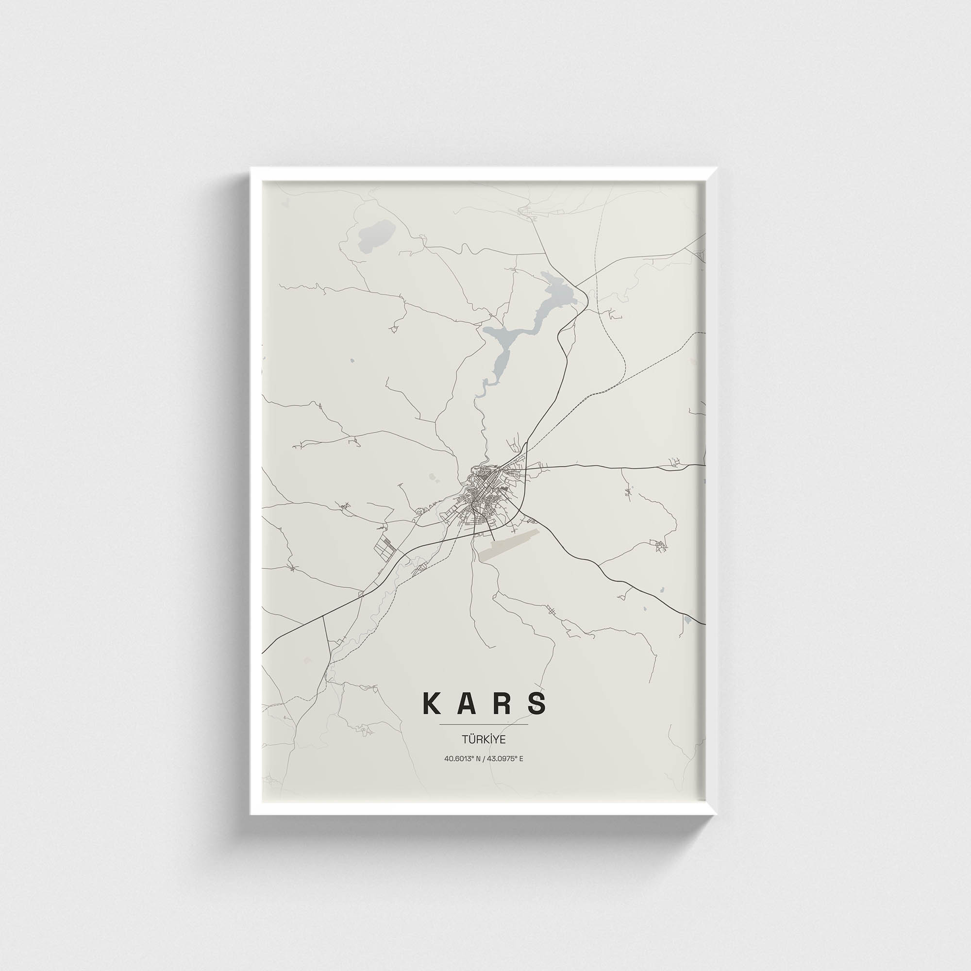 Beyaz çerçeveli, minimalist Kars şehir haritası posteri.