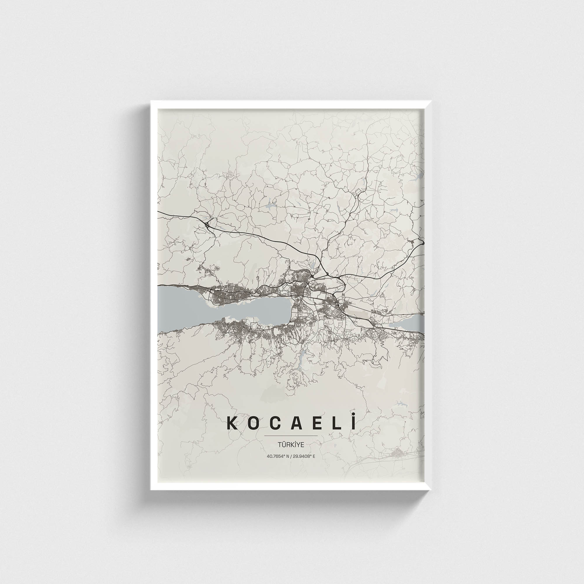 Beyaz çerçeveli Kocaeli şehir haritası posteri, minimalist duvar dekorasyonu.