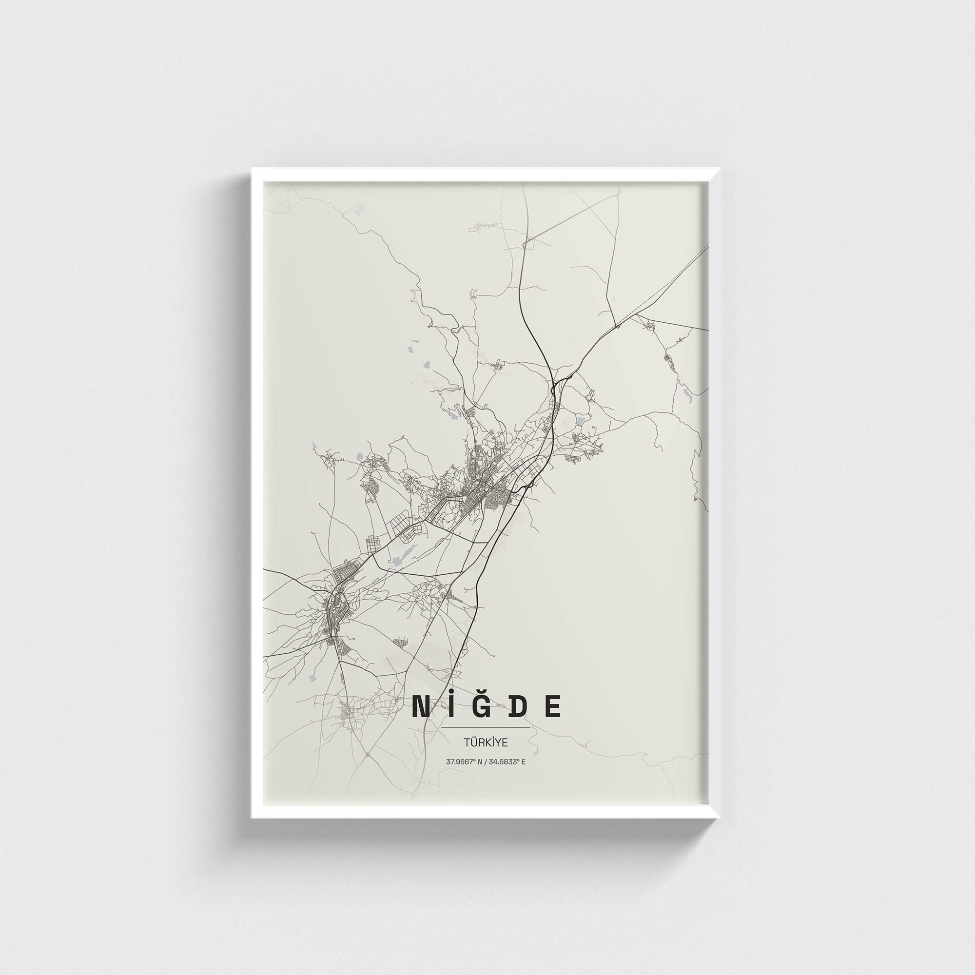 Beyaz çerçeveli Niğde şehir haritası posteri, minimalist duvar dekorasyonu.