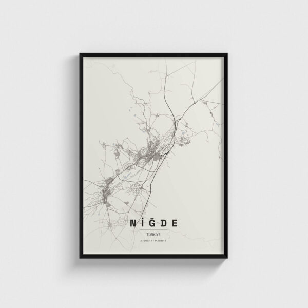 Siyah çerçeveli Niğde şehir haritası posteri, modern minimalist duvar dekorasyonu.