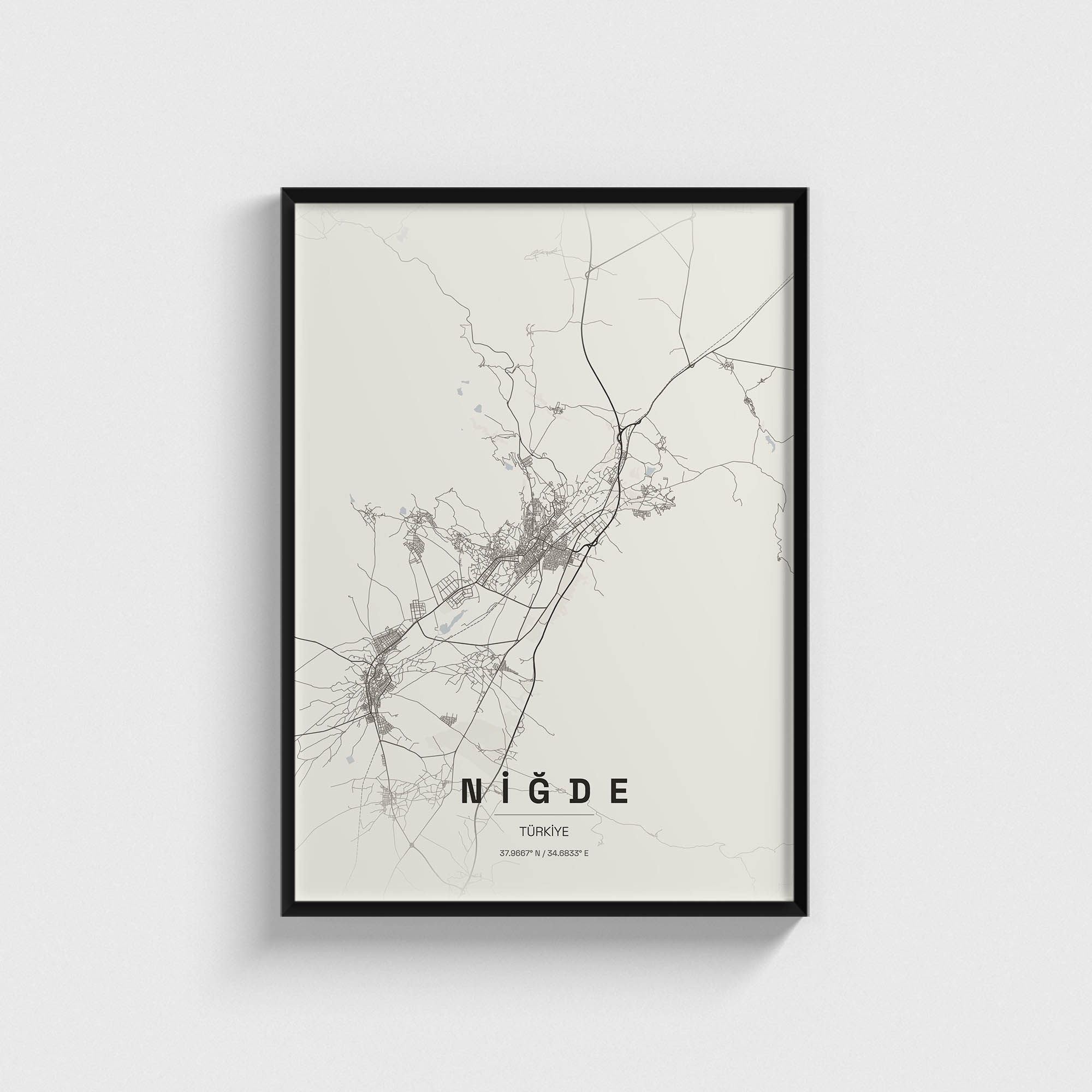 Siyah çerçeveli Niğde şehir haritası posteri, modern minimalist duvar dekorasyonu.