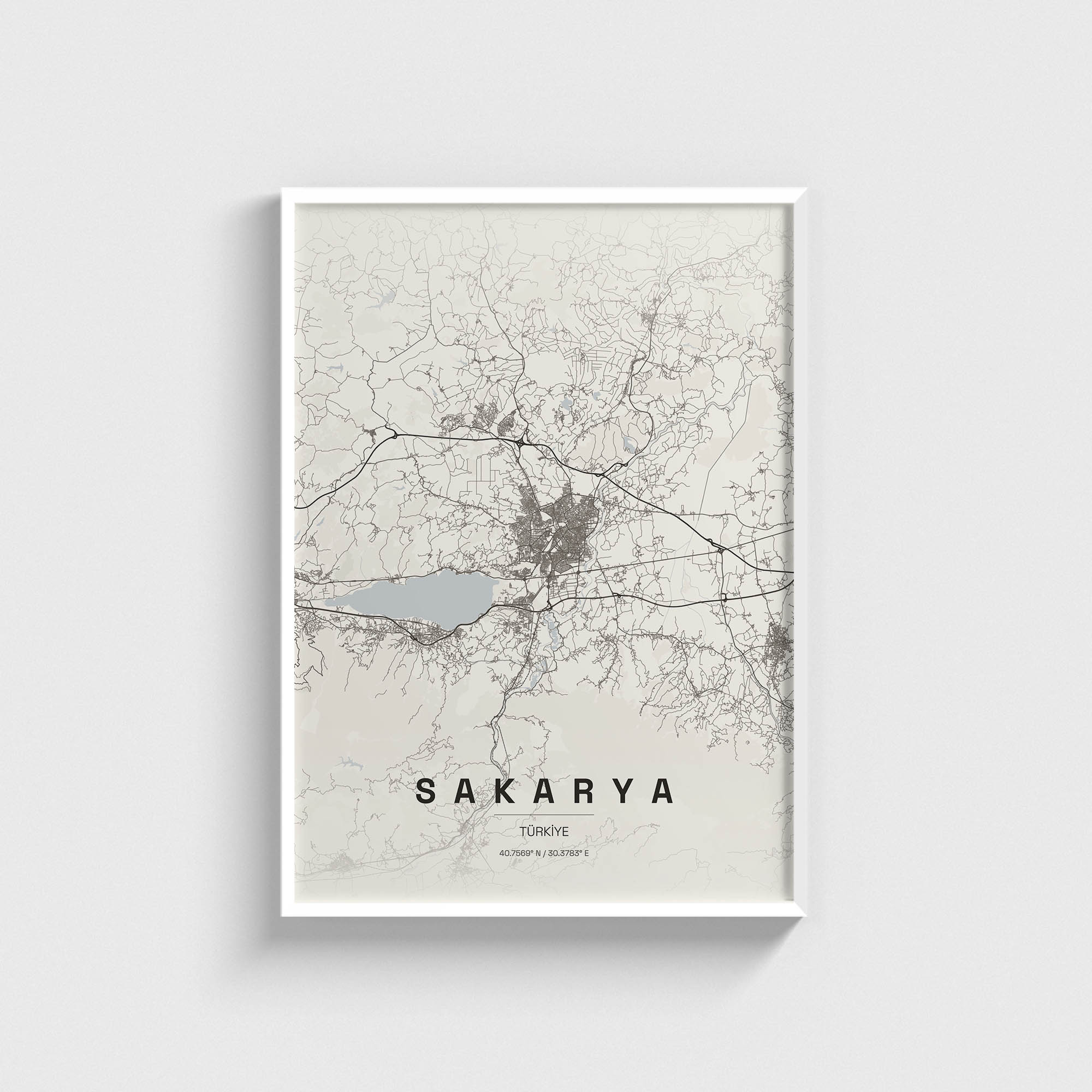 Beyaz çerçeveli Sakarya şehir haritası posteri, modern dekoratif duvar tablosu.