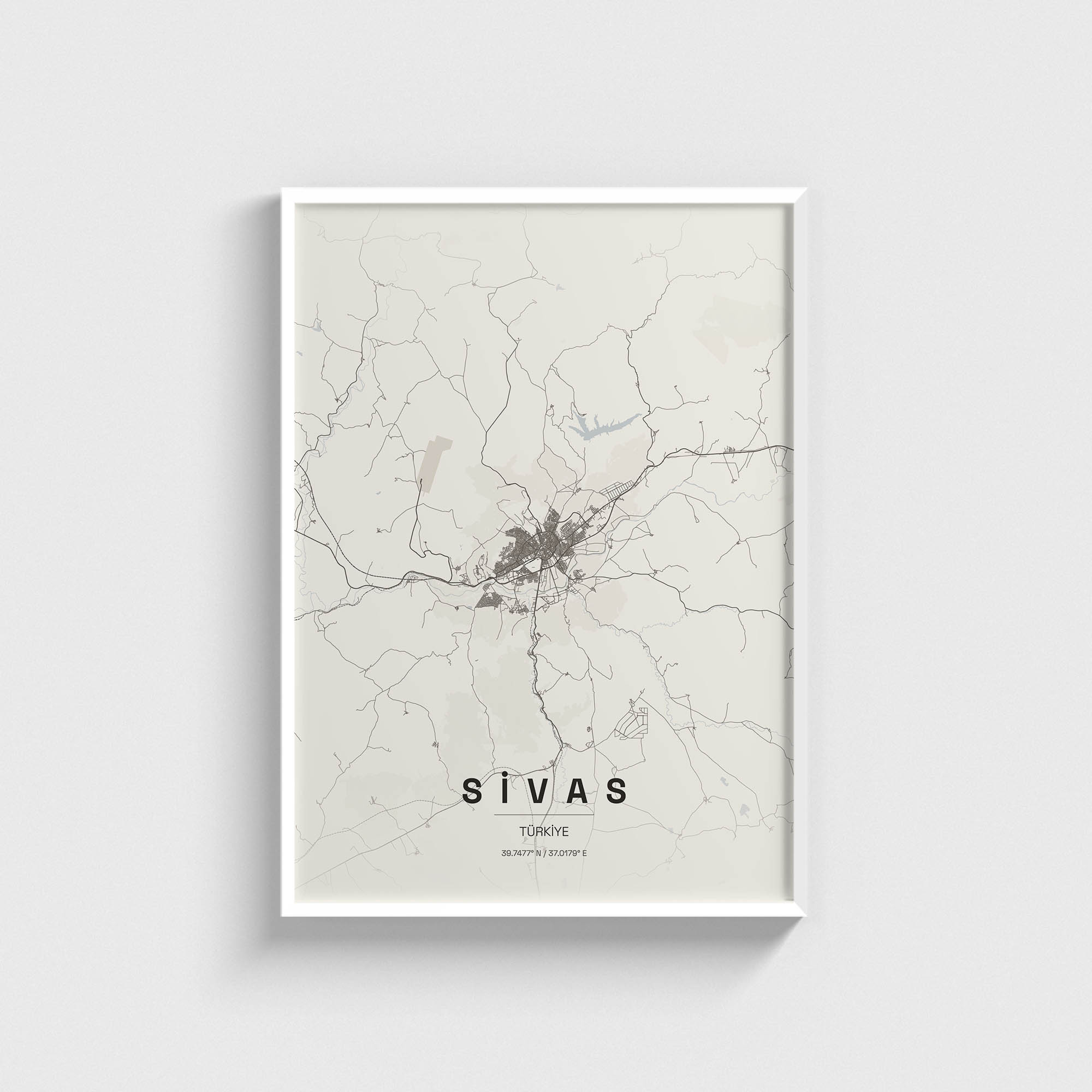 Beyaz çerçeveli Sivas şehir haritası posteri, minimalist duvar dekorasyonu.