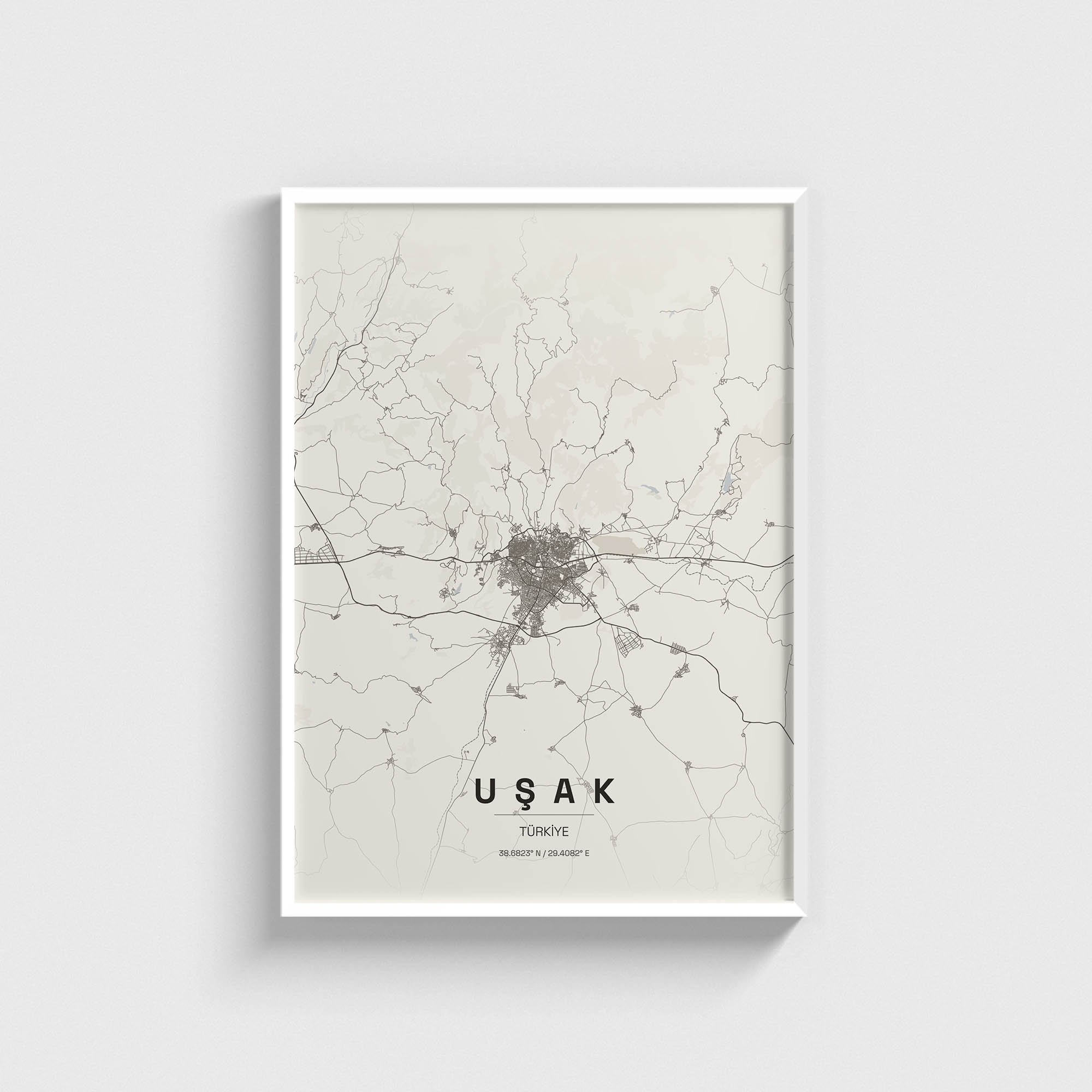 Beyaz çerçeveli Uşak şehir haritası posteri, minimalist duvar dekorasyonu.