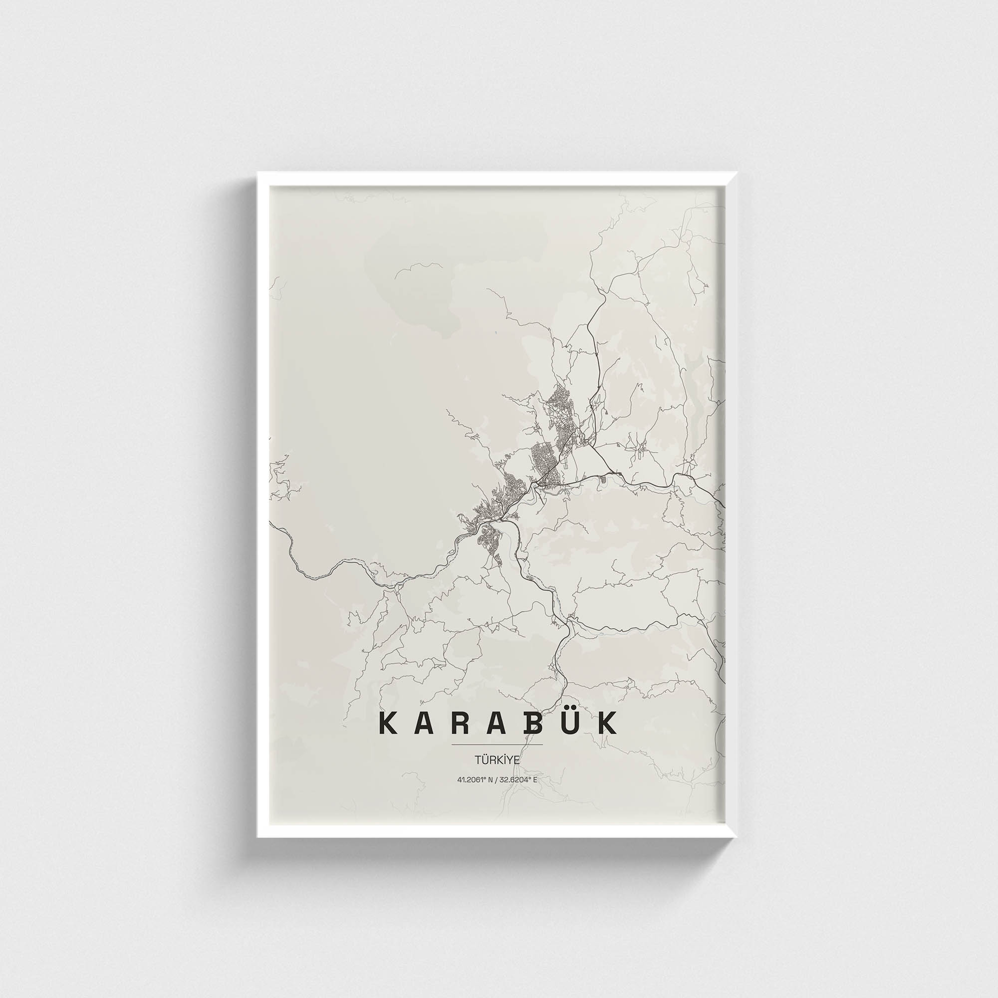Beyaz çerçeveli modern Karabük şehir haritası posteri, minimalist dekoratif duvar tablosu.