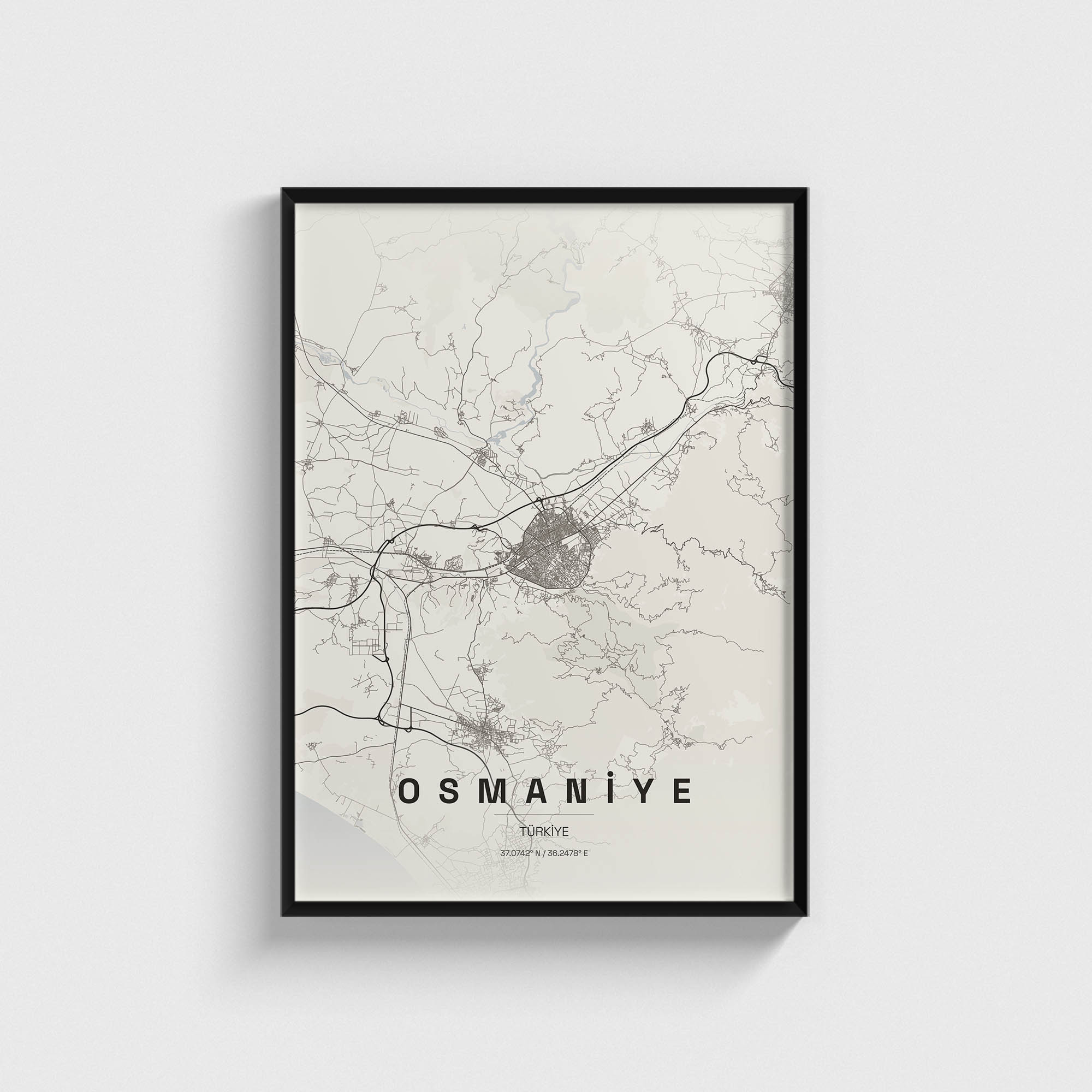 Siyah çerçeveli Osmaniye şehir haritası posteri, minimalist duvar dekorasyonu.