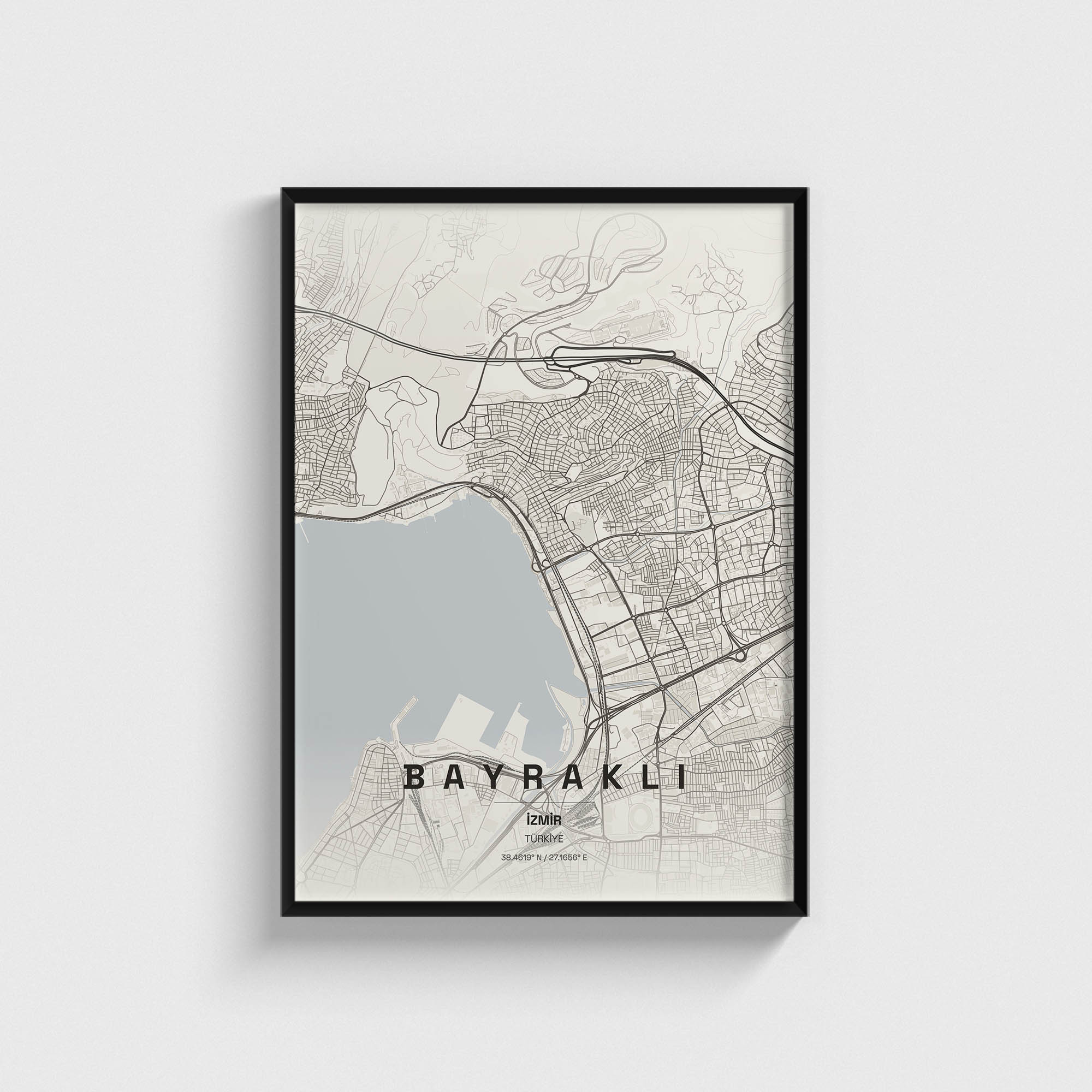Bayraklı İzmir haritası içeren, modern siyah çerçeveli dekoratif duvar tablosu.