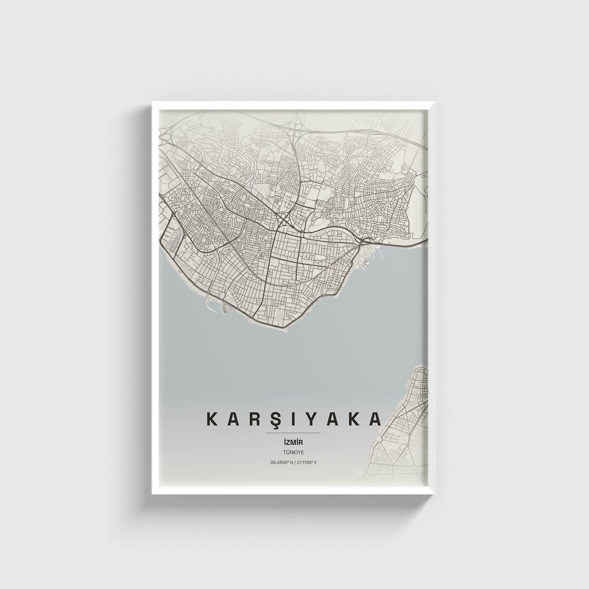 İzmir Karşıyaka şehir haritası tasarımlı, beyaz çerçeveli modern duvar tablosu.