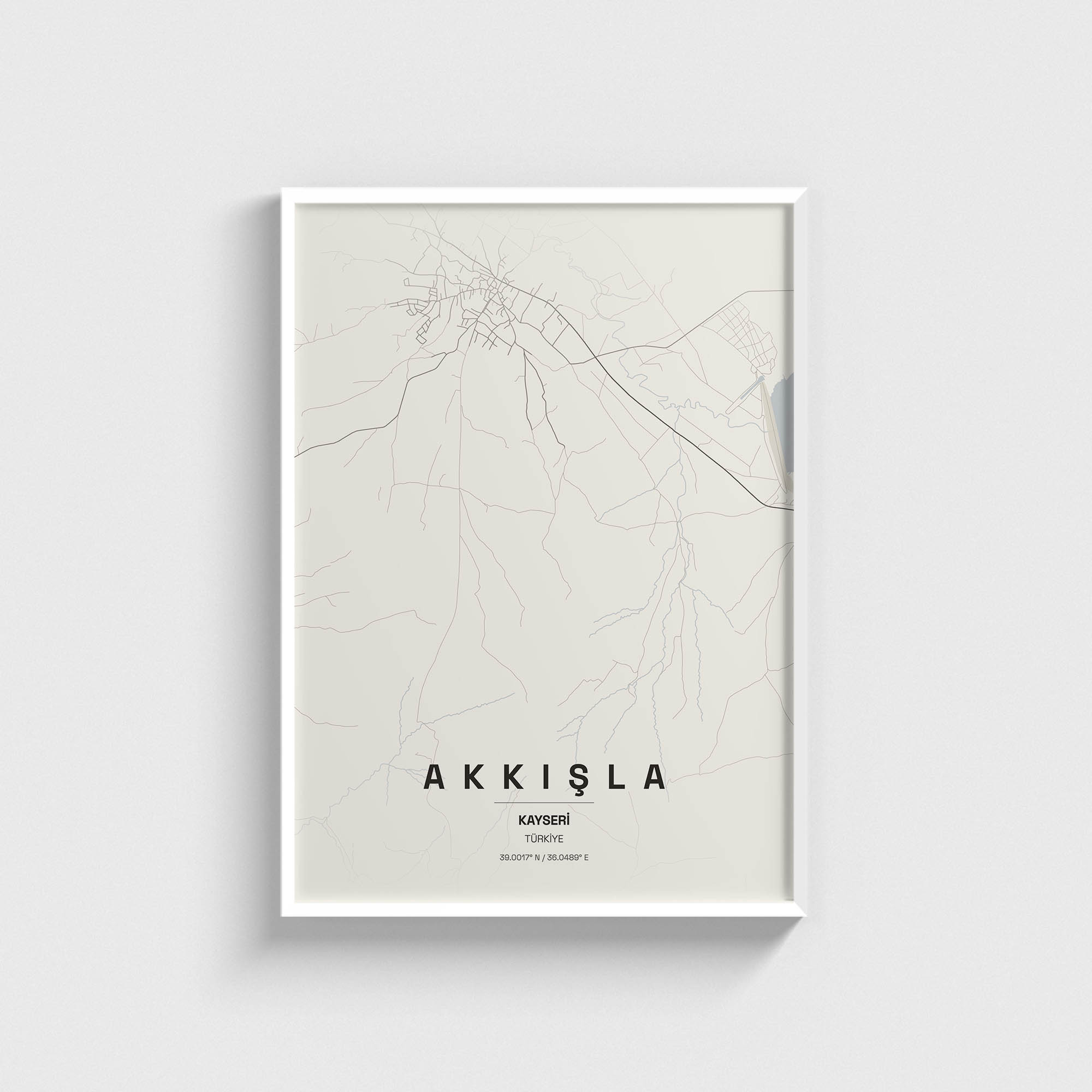 Beyaz çerçeveli Akkişla Kayseri haritası posteri, minimalist duvar dekorasyonu.