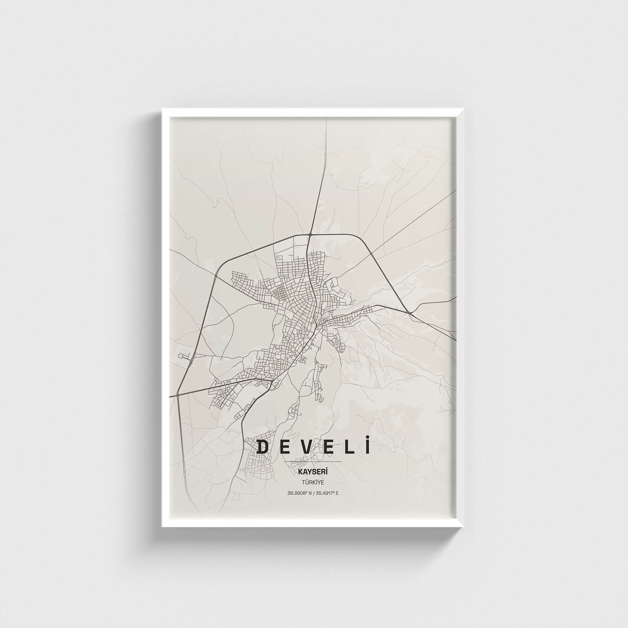 Beyaz çerçeveli Develi, Kayseri şehir haritası posteri, minimalist duvar dekorasyonu.