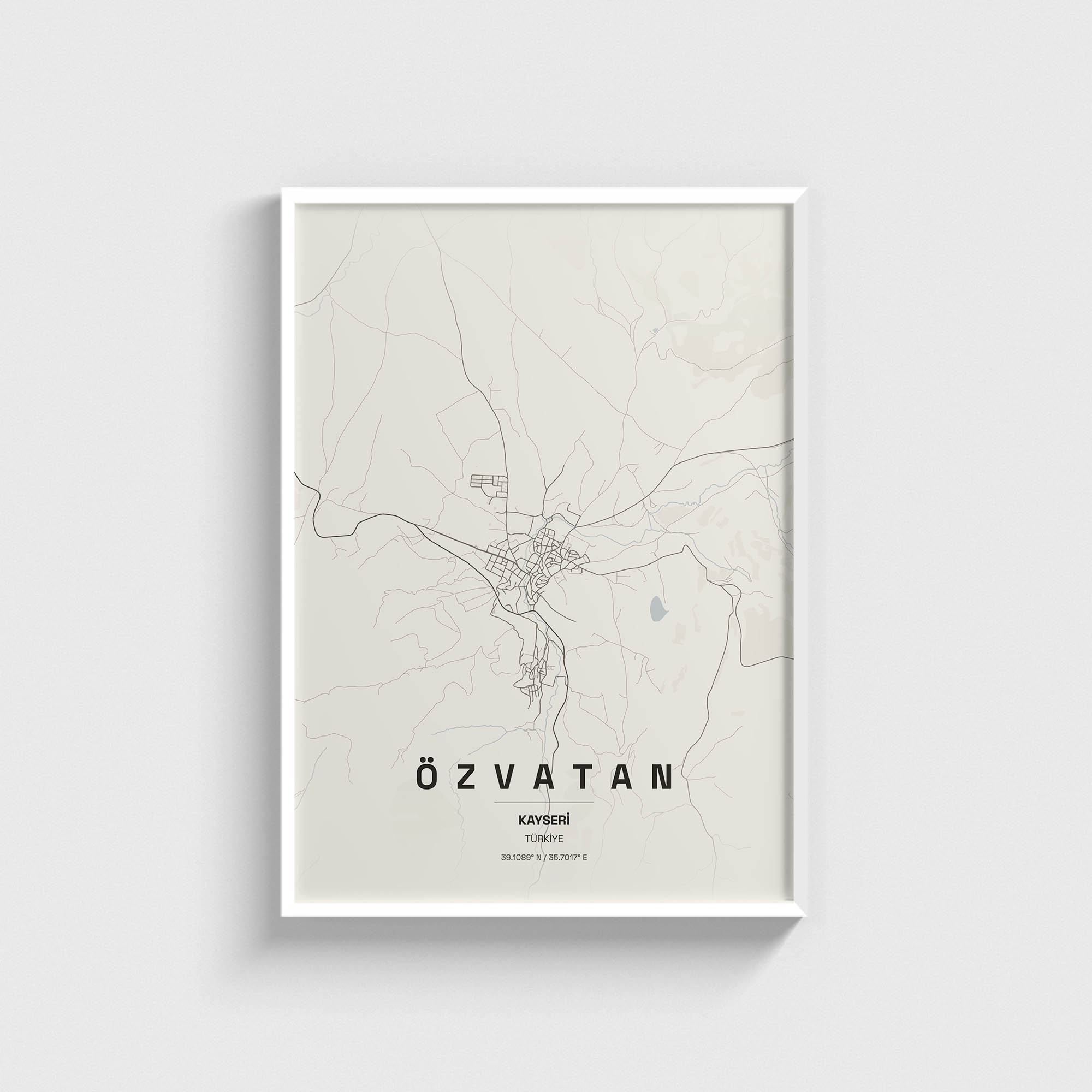 Beyaz çerçeveli Özvatan, Kayseri harita posteri, minimalist duvar dekorasyonu.