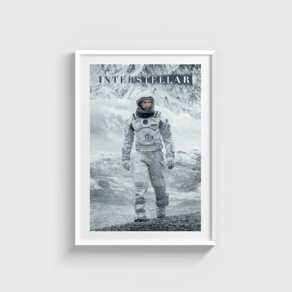 Beyaz çerçeveli Interstellar film posteri, karlı dağ manzarasında astronot Cooper görseli içeren şık duvar tablosu.