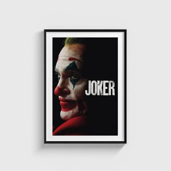 Siyah çerçeveli Joker film posteri tablosu, modern duvar dekorasyonu için şık ve estetik bir tasarım.