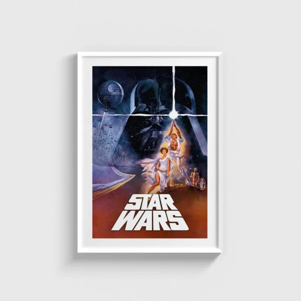 Beyaz çerçeveli Star Wars film posteri, ikonik karakterlerin yer aldığı şık duvar dekorasyonu tablosu.