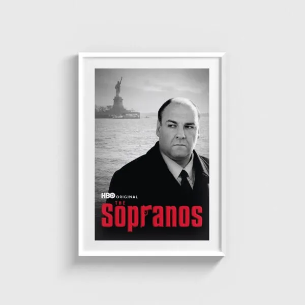 Beyaz çerçeveli The Sopranos dizi posteri, Tony Soprano ve Özgürlük Heykeli görseli içeren şık duvar tablosu.