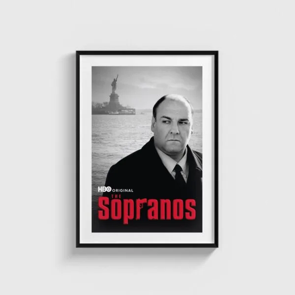 Siyah çerçeveli The Sopranos dizi posteri, Tony Soprano ve Özgürlük Heykeli görseli içeren dekoratif tablo.