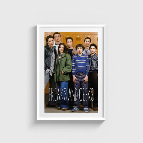 Beyaz çerçeveli Freaks and Geeks dizi posteri, şık duvar dekorasyonu için ideal tablo modeli.
