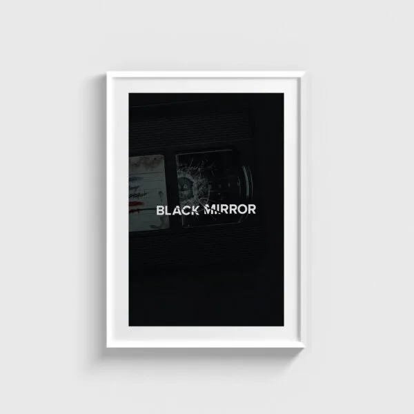 Beyaz çerçeveli Black Mirror dizi posteri, minimalist VHS kaset tasarımıyla modern duvar dekoru tablosu.