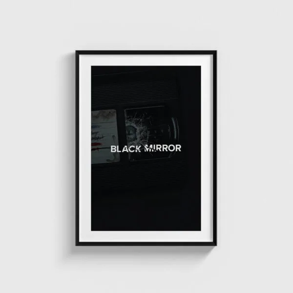 Siyah çerçeveli Black Mirror dizi posteri, minimalist ve şık duvar dekorasyonu.