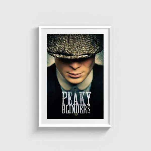 Beyaz çerçeveli Peaky Blinders dizi posteri, minimalist ve şık duvar dekorasyonu tablosu.