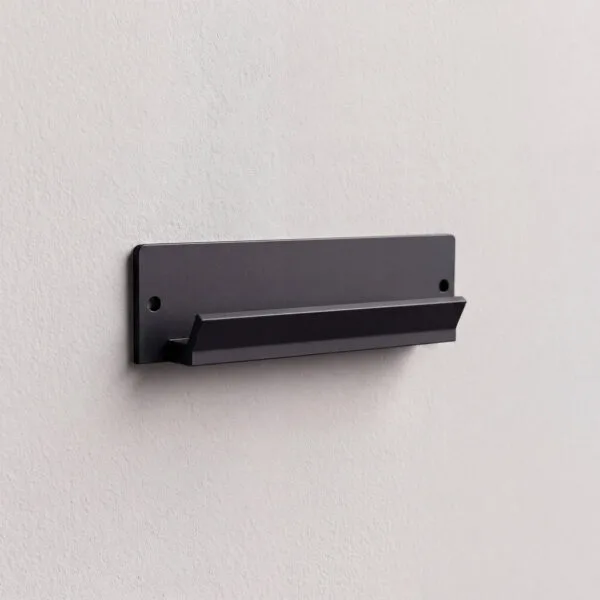 Duvara monte edilen, mat siyah metalden üretilmiş modern PlanCORE duvar askı aparatı.
