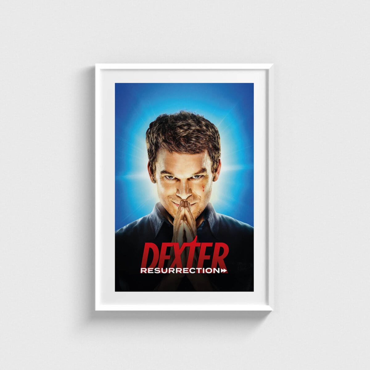 Dexter Resurrection dizi posteri, gülümseyen karakter tasarımı, beyaz çerçeveli tablo