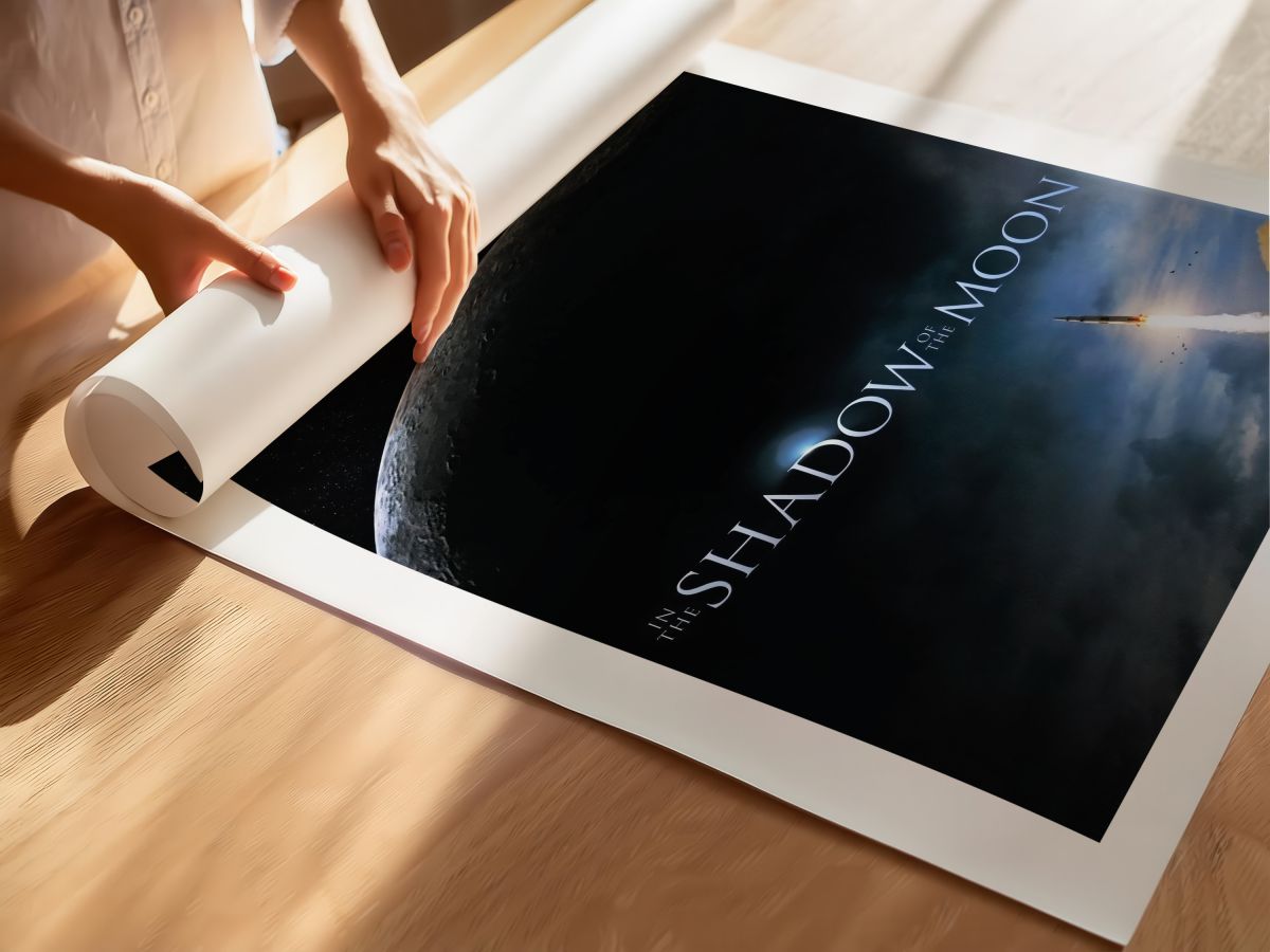 In the Shadow of the Moon (2007) Film Posteri, rulo yapılmış çerçevesiz poster