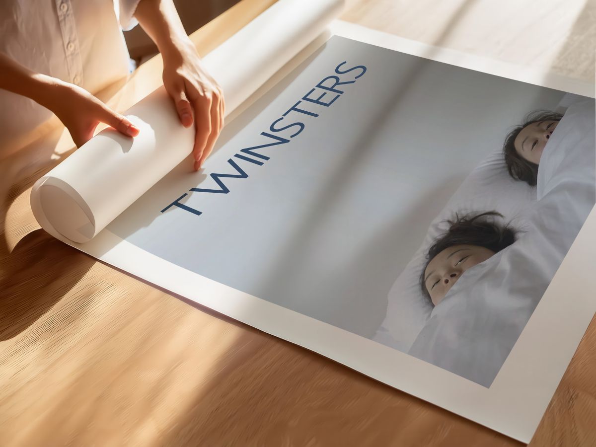 Twinsters (2015) Film Posteri, rulo yapılmış çerçevesiz poster