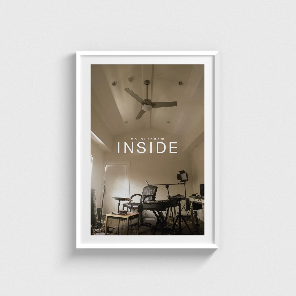 Bo Burnham Inside film posteri, beyaz çerçeveli tablo