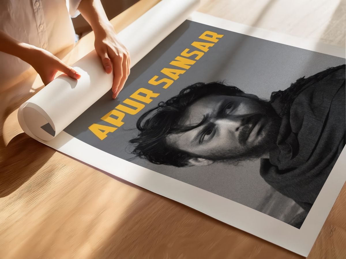 Apur Sansar (1959) Film Posteri, rulo yapılmış çerçevesiz poster
